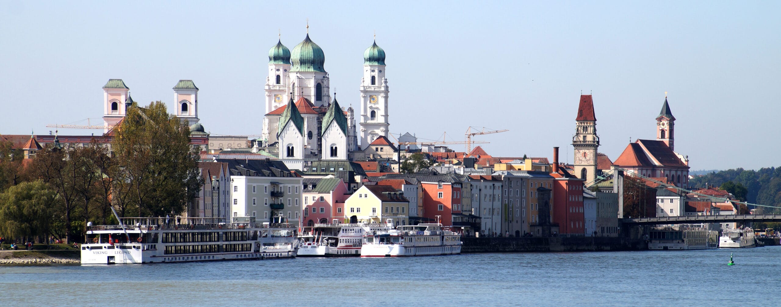 Häuserzeile mit dem Dom in Passau und davor der Fluß die Donau
