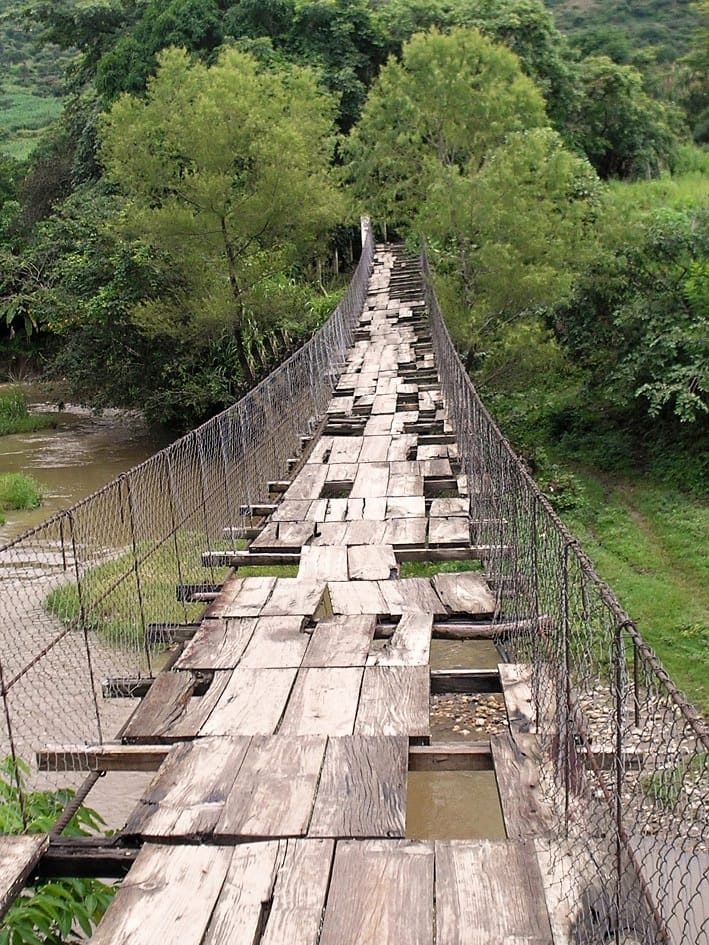 Bild mit Hängebrücke