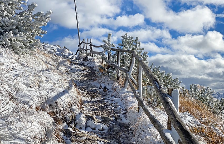 Weg_im_Schnee_Foto_DörteSüberkrüb Schneehügel mit rechts Zaun und Wolken